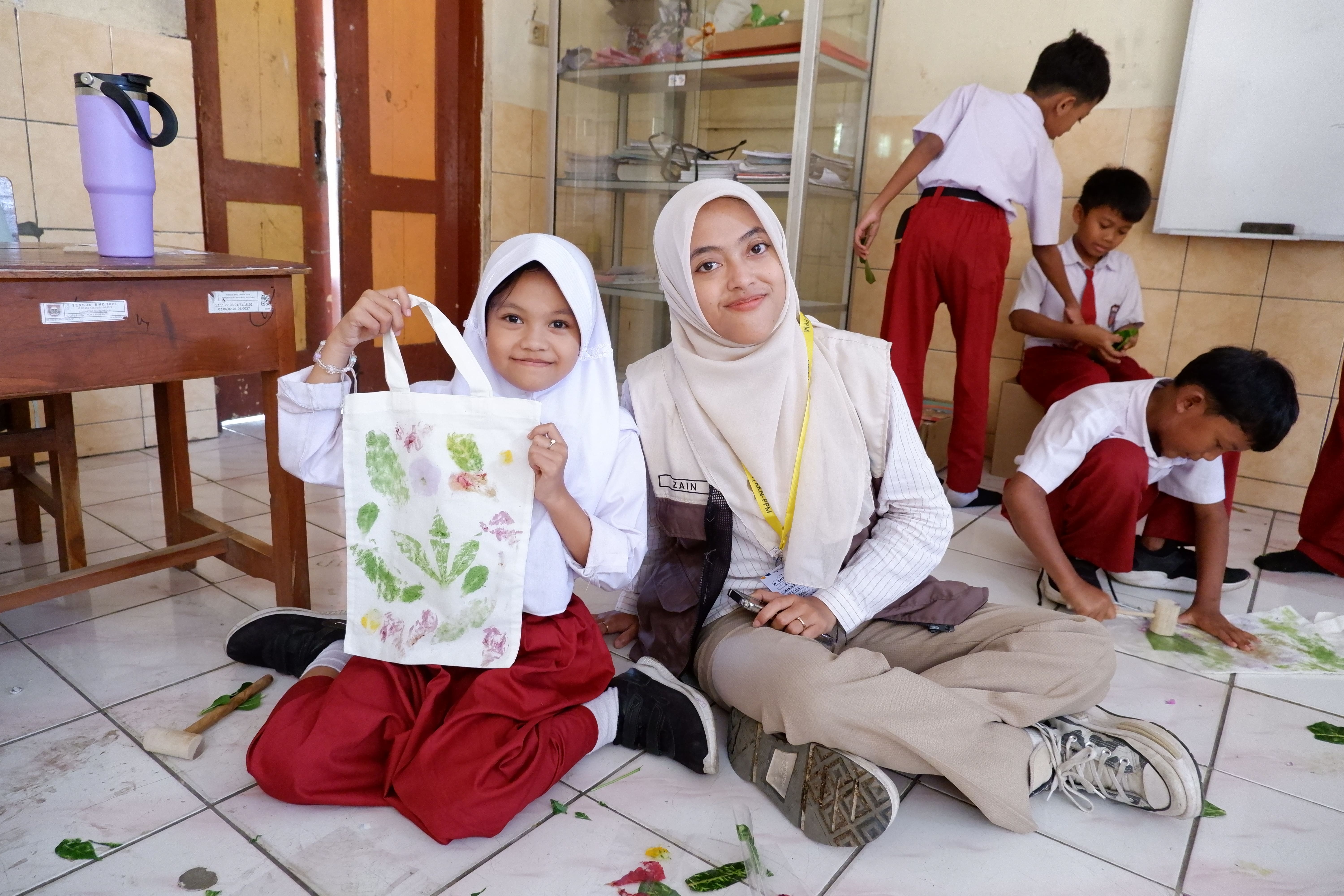 KKN UGM Kenalkan Keanekaragaman Tumbuhan melalui Kreasi Ecoprint di SDN Kebonan